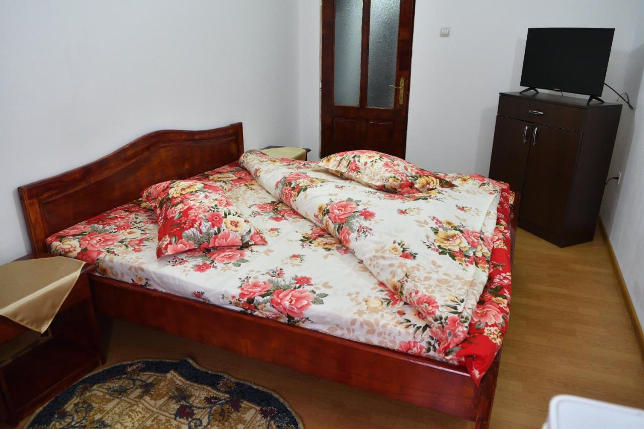 Casa Simescu I Vandrehjem Caransebeş Eksteriør billede